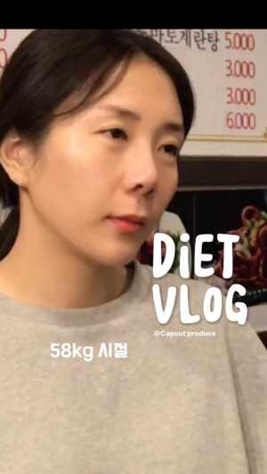 Heo An-na Instagram - 다이어트26일차! 식단이 건강하면 배부르게 먹어도 살빠짐😎

다이어트 할 때 샤브샤브는 진짜 저의 소울푸드인듯요!
라면보다 만들기 쉽고 냉장고에 물러가는 야채
대충 때려 넣어도 맛있고😜

토핑을 뭘로 넣느냐에 따라 국물맛도 달라지고 말이쥬!
암튼 짱이야!!!!!

👩‍🍳국물 만들기 짱 쉬워!!! 3가지만 넣으면 됨
물 500ml 국간장1스푼 맛술1스푼 다시다 티스푼1/2
_끝_ 대박이지??? 야채랑 고기는 취향껏!!!!

👩‍🍳소스도 쉬워!!
물 한스푼 식초1 진간장1 알룰로스1 연겨자(생략가능)
_끝_

이래도 안 만들어 먹을거야???

한 번 만들어보면 알거야 얼마나 쉬운지:)

그리고 내 퉁퉁 부운 몸땡이를 사람으로 만들어 주는 구원템
🔶마이디데이 브로멜라인이 7/5(금)OPEN한다규!!!!

수락이들도 기다리셨을텐데
저는 주위에 친구들이 마이디데이 언제하냐고
들들 볶아서 스트레스를 받았다는 후문ㅋㅋ

저도 이번에 엄청 쟁여놓을라구요
나 먹을 거만 사놨더니 이것들이 한 박스씩 
자꾸 뺏어가😂😂😂😂😂😂🤣

오늘 더위를 식혀줄 비가 촉촉하게 내리네요
분위기가 좋구만!
즐거운 주말 보내라구~~~~~

#다이어트
#다이어트일기
#다이어트식단
#마이디데이브로멜라인
#공구예정