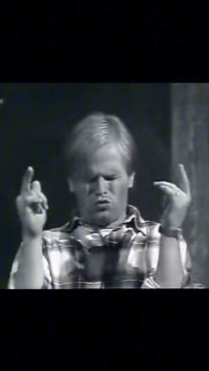 Herbert Grönemeyer Instagram - Der legendäre Auftritt bei Formel 1 mit „Alkohol“ im Jahr 1984 und die ersten Gehversuche eines inoffiziellen Videos. Dass wir eingeladen wurden, glich förmlich einem Wunder und war am Ende unser Durchbruch mit dem Song. Eine besonders schöne Erinnerung.

#Alkohol
#40Bochum