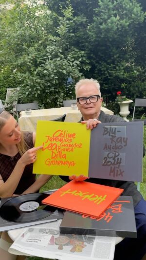 Herbert Grönemeyer Instagram - Heute erscheint die 40 Jahre Edition von „4630 Bochum“ 🍾🥳🎈

Was für eine Reise! Es hat wahnsinnigen Spaß gemacht, zu sehen, was @celine.104, @dilla.mp3, @chapo102 & @bausashaus, @jeremiasmusik und @thisislealea aus den orginialen Titeln zaubern. Die Neumischungen der analogen Platte und das Fotobuch mit Interviews und zahlreichen unveröffentlichen Aufnahmen machen euch hoffentlich genau so viel Freude wie uns. 

In der limitierten Box befinden sich:
- 💿die #40Bochum Tribute-EP mit 2 CDs (Neuinterpretationen von CÈLINE, Dilla, Chapo102 & Bausa, JEREMIAS und LEA   Bochum 2024 (CD-Neumischung))
- 🎶eine limitierte Vinyl Neuauflage von „Bochum“ (von den originalen Analog-Bändern von 1984 überspielt)
- 💿der Dolby Atmos-Mix auf Blu-ray-Audio
- 📸📖ein 56-seitiges Buch mit Interviews, Kommentaren und zahlreichen, bislang unveröffentlichten Fotos 

Link zum Shop findet ihr in unserer Linkliste in der Bio.

#40Bochum