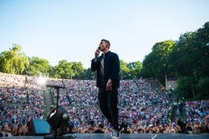 Herbert Grönemeyer Instagram - Lau, wohlig und hinreißend. Das 21. und 22. Mal Waldbühne in meiner Karriere hätte nicht schöner sein können. Danke, Berlin 🫶🏻

📸 @carstenklickphotography