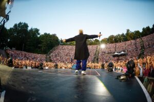 Herbert Grönemeyer Instagram - Lau, wohlig und hinreißend. Das 21. und 22. Mal Waldbühne in meiner Karriere hätte nicht schöner sein können. Danke, Berlin 🫶🏻

📸 @carstenklickphotography