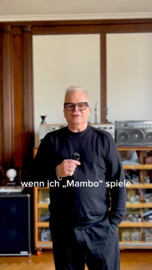 Herbert Grönemeyer Instagram - Schalt mal den Föhn ein und schreib ‚nen Text! Eine kurze Entstehungsgeschichte von „Mambo“.

#Mambo
#BehindTheSong
#40Bochum