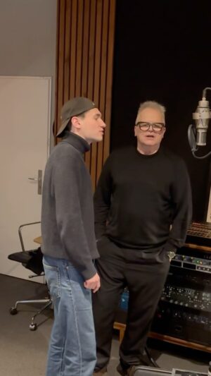 Herbert Grönemeyer Instagram - haben ‚mambo’ zum 40 jahre bochum jubiläum neu interpretieren dürfen. diesen freitag! was eine ehre, danke @herbertgroenemeyer