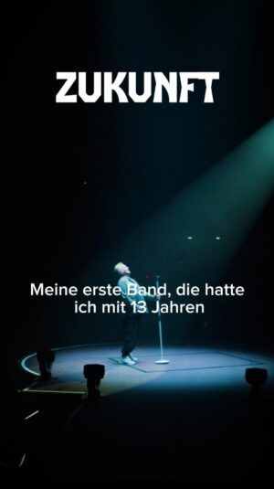 Herbert Grönemeyer Instagram - Ich singe in jedem Feuerwehrzelt und an jeder roten Ampel. Das werde ich auch immer machen. Wir sehen uns im neuem Jahr! Ich freu mich auf euch.

Kamera & Schnitt: Robert Kummer / @bobsorrow 

#Zukunft
#DasIstLos