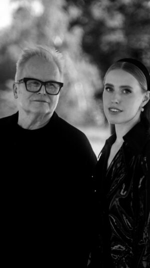 Herbert Grönemeyer Instagram - Heute Nacht kommt „Für dich da“ mit @herbertgroenemeyer ✨ Ich kann’s auch kaum erwarten, was ihr zu unserem Musikvideo sagt, das morgen um 17 Uhr Premiere feiert 💞

#lea #herbertgrönemeyer #fürdichda #40bochum
