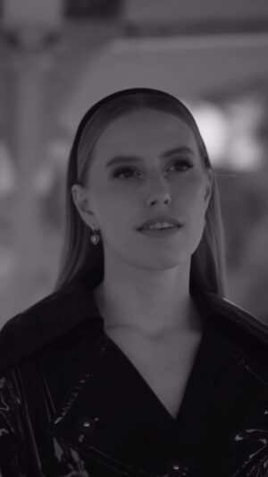 Herbert Grönemeyer Instagram - @herbertgroenemeyer und ich haben nicht nur diesen wunderschönen Song zusammen gemacht sondern auch ein ganz tolles Video gedreht😍 Ich liebe alles daran.  Diesen Freitag können wir es zusammen schauen✨💫
#lea #herbertgrönemeyer #fürdichda #40bochum