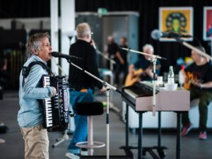 Herbert Grönemeyer Instagram - Tourproben in Berlin. Wir sind aufgewärmt und eingespielt. Bis morgen in Dresden! 🎤🎸🪗

#40Bochum
#40BochumTour