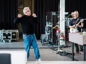 Herbert Grönemeyer Instagram - Tourproben in Berlin. Wir sind aufgewärmt und eingespielt. Bis morgen in Dresden! 🎤🎸🪗

#40Bochum
#40BochumTour
