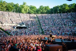 Herbert Grönemeyer Instagram - Lau, wohlig und hinreißend. Das 21. und 22. Mal Waldbühne in meiner Karriere hätte nicht schöner sein können. Danke, Berlin 🫶🏻

📸 @carstenklickphotography
