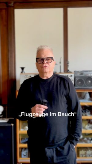 Herbert Grönemeyer Instagram - „Flugzeuge im Bauch“ beschreibt das Gefühl, wenn alles brennt und die Dinge auf den Magen schlagen. 

#BehindTheSong
#FlugzeugeimBauch
#40Bochum
