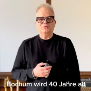 Herbert Grönemeyer Instagram - Wir können es kaum glauben, ist aber so! 4630 Bochum wird 40 Jahre 🎂🥳 
Wie wir wurde die Platte über die Jahre einfach immer besser - daher haben wir es uns also nicht nehmen lassen, euch eine wirklich schöne, vollgepackte Box mit einigen Überraschungen zu schnüren. Die 4630 Bochum (40 Jahre Edition) ist ab jetzt vorbestellbar.

Wir freuen uns auf die Tour, euch alle endlich wiederzusehen und gemeinsam zu feiern!

Glück auf! 💙 #40Bochum

In der Box befinden sich:
- eine limitierte Vinyl Neuauflage von „Bochum“ (von den originalen Analog-Bändern von 1984 überspielt)
- Dolby Atmos-Mix auf Blu-ray-Audio, Bochum 2024 (CD-Neumischung)
- #40 Bochum (Tribute-EP mit Neuinterpretationen)
- ein 56-seitiges Buch mit Interviews, Kommentaren und zahlreichen, bislang unveröffentlichten Fotos

Ab dem 07. Juni erhältlich und ab jetzt vorbestellbar, Link in Bio.