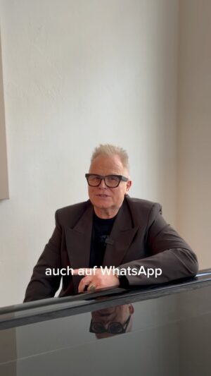 Herbert Grönemeyer Instagram - Wir sind jetzt auch auf WhatsApp! 📲🤟🏻
Wer Lust hat, kann gerne unseren Kanal abonnieren und bekommt besonderes Material, hinter und vor den Kulissen. Wir freuen uns, jetzt auch auf diesem Weg mit euch in Kontakt bleiben zu können. 
Den Link findet ihr im Wonderlink, in den Stories oder unter dem Kanal Namen „Herbert Grönemeyer (offiziell)“. 

Updates folgen in Kürze. Bis bald!