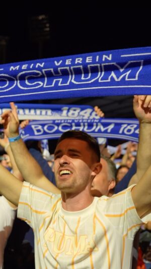 Herbert Grönemeyer Instagram - Meine erste Band hatte ich mit 13, damals standen wir in Bochum im Jugendheim auf der Bühne. Über 50 Jahre später die Platte mit euch im Ruhrstadion zu feiern, macht einen perplex. Ein Gefühl, das man kaum beschreiben kann. Welch bewegende Zuwendung, Leidenschaft und Freude ihr uns in den letzten Wochen entgegen gebracht habt, berührt uns sehr. Danke an alle, die in Dresden, Berlin und Bochum dabei waren. Das werden wir so schnell nicht vergessen.

#40Bochum

🎥: @bobsorrow