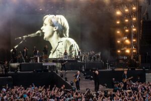 Herbert Grönemeyer Instagram - Lau, wohlig und hinreißend. Das 21. und 22. Mal Waldbühne in meiner Karriere hätte nicht schöner sein können. Danke, Berlin 🫶🏻

📸 @carstenklickphotography