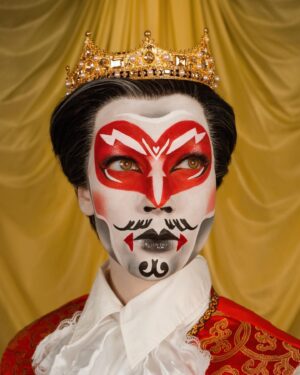 HercuSleaze Instagram - ♥️ King of Hearts ♥️ I’m not really one for Valentine’s Day but I do love bold illustrative graphics like on playing cards! 

👨🏻 Custom wig by the fantastic @leedhamwigs 

📸 Photo by me

 #kingofhearts #dragking #dragkings #dragartist #dragqueen #dragula #malecontour #maleillusionist #dragkingmakeup #montrealdrag #dragmtl #canadiandragking #canadiandrag #instadrag #dragphotography #androgynous #genderbender #performanceart  #queerart  #dragkingsofinstagram #dragkingvisibility #alldragisvalid #canadianmua #dragmua #valentinesdrag