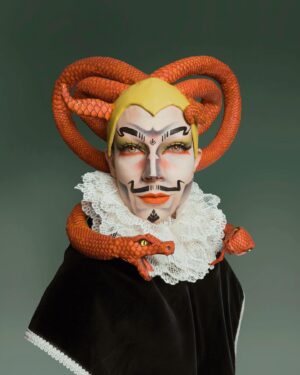 HercuSleaze Instagram - Medusa, if she was Elizabethan 🐍👩🏻‍🦰🐍 I first conceived of this look solely as my merch design and THEN sillily realized I should make it a real look 😅 I made the headpiece out of plaster cast, EVA foam, and vinyl. 

📸Photos by me
🐍Headpiece & 🪡collar by me
✍️Merch shirt design by me

#dragking #dragkings #dragartist #montrealdrag #dragmtl #canadiandragking #canadiandrag #alldragisvalid #genderbend #elizabethanhair #medusahair #medusa #malecontour #maleillusionist