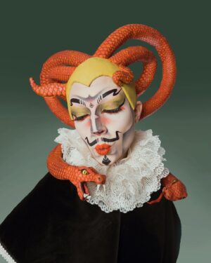 HercuSleaze Instagram - Medusa, if she was Elizabethan 🐍👩🏻‍🦰🐍 I first conceived of this look solely as my merch design and THEN sillily realized I should make it a real look 😅 I made the headpiece out of plaster cast, EVA foam, and vinyl. 

📸Photos by me
🐍Headpiece & 🪡collar by me
✍️Merch shirt design by me

#dragking #dragkings #dragartist #montrealdrag #dragmtl #canadiandragking #canadiandrag #alldragisvalid #genderbend #elizabethanhair #medusahair #medusa #malecontour #maleillusionist