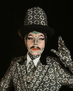 HercuSleaze Instagram - Oh hullo 🎩 I haven’t been posting much lately cuz I’m working on a large scale project (which involves drag and other things too.) Sometimes I even work at office and make big decisions about art things. Grownup’ing!!! 🙃

📸: by me

#Dragking #dragartist #canadiandragking #canadiandrag #montrealdrag #dragmakeup #genderbend #queerartist #dragkingsofinstagram