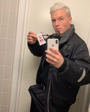 Herman Flesvig Instagram - Da kan Kim Johansen informere om at damegarderoben på SATS- Storo er klarert. #nøkkelkort #sikkerhet #nestenpoliti