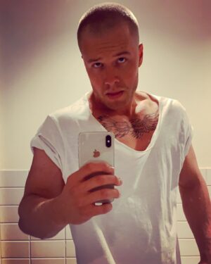 Herman Flesvig Instagram - Var egentlig oppstart på Bjørknes i dag, men jeg gir faen, viktigere med triceps økt etter lunsj. Hadde ikke giddet skole uansett. - Alex (27) (arbeidsledig fra Drammen)