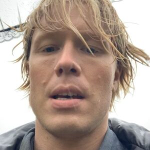 Herman Flesvig Instagram - For et eventyr dette har vært! Jeg er stolt og vemodig som nå legger berreten på hylla. 

Jeg ønsker først og fremst å takke alle som har sett Førstegangstjenesten! Uten dere hadde vi ikke laget dette! 
Tusen takk for alle meldinger og respons! Det er helt vanvittig! Jeg blir så glad for at dere liker det vi har laget! 

Jeg er heldig som har fått muligheten til å jobbe med så fantastiske og dedikerte  mennesker i produksjonen, som har et enormt eierskap og virkelig løftet  hverandre over mållinjen. Dere er helt rå! 

Det er alltid skummet å lage en ny sesong, men jeg har overlevd  takket være så herlige mennesker og fantastiske skuespillere. 

Tusen takk til «flokken min» familie,venner og kjæreste som har støttet meg gjennom lange dager og netter. Og passet på at jeg får i meg mat, drikke og søvn der jeg surrer rundt i en boble av parykker og dialekter. 

Stor takk til NRK som har vært med hele veien og gjort alt mulig! 

Tusen takk❤️

Xoxo Flesvig