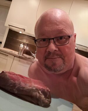 Herman Flesvig Instagram - «Detta ekke eneste biffen som får kjørt seg i kveld! Par kalde i nebbet og ei litta julefinger på kjærringa! Det blir faen ikke bedre!» 
Thom-Arild (51)