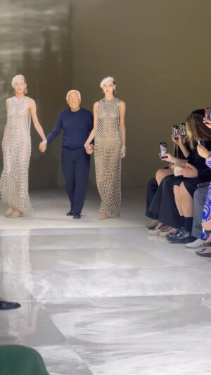 Herman José Instagram - Conheci e confraternizei com o histórico Giorgio Armani em Setembro de 2004, num jantar memorável no Castello Sforzesco em Milão, no âmbito do lançamento do Mercedes A, onde ambos colaboramos profissionalmente (salvos os devidos enquadramentos). O estilista faz 90 anos. Para que conste: é das figuras universais mais gentis e atenciosas das muitas que conheci e entrevistei. Uma inspiração. Um cavalheiro. Um exemplo comovente da arte de bem viver. @giorgioarmani