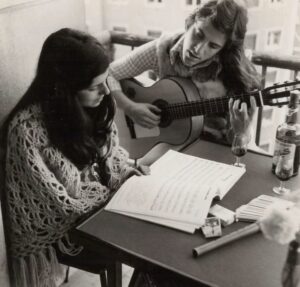 Herman José Instagram - Há precisamente 50 anos, ainda em casa dos pais, com a #bff Rosa Paula, tirando os acordes de uma música da Carole King composta para a única vedeta musical de nome Taylor de que se falava (James). A outra Taylor, a Swift, viria a nascer dezasseis anos depois. @jamestaylor_com @taylorswift #youvegotafriend