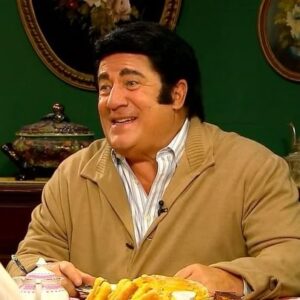Herman José Instagram - Por ocasião da sua anunciada transladação para o Panteão, Eça de Queiroz recebe em sua casa quatro amigos para um lanche: Maria Lisboa, Madalena Iglesias, Cristina Ferreira, e o engenheiro Sousa Veloso. #caporcasa @rtppt #comedy