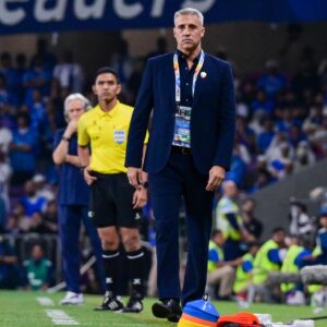 Hernán Crespo Instagram - Estamos muy contentos.
En el partido de ayer logramos un objetivo muy importante e histórico frente a un gran rival, estoy muy agradecido con los jugadores, por el sacrificio y enfoque en estos primeros 90 minutos que mantienen la ilusión en este camino al sueño.
El camino continúa y queda mucho por delante.
Seguimos trabajando y enfocados .

We are very happy.
Yesterday we achieved a very important and historic goal against a great rival. I am very grateful to the players for their sacrifice and focus in these first 90 minutes, which keeps the illusion alive on the road to the dream.
The road continues and there is still a long way to go.
We keep working and focused.