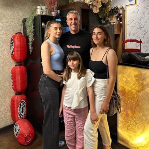 Hernán Crespo Instagram - Felices los 4! 
Luego de comer un riquísimo sushi, logre una foto con mis tres hijas juntas, toda una odisea! Las amo❤️!