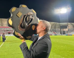 Hernán Crespo Instagram - Campeones de la Liga de Qatar! @qsl
Quiero felicitar a todo el grupo de jugadores, a los que jugaron mas y a los que no jugaron tanto, porque todos han colaborado mucho para mantener el nivel que hemos tenido durante todo el año. 
Ha sido un año con muchas dificultades, por eso valoro mucho la actitud que hemos tenido todos para afrontar toda situación que se nos ha presentado. 
El fútbol no es constante y permanente, pero sí lo es la actitud y el trabajo que uno decide hacer. 
Quiero agradecer a todos los jugadores, a mi cuerpo técnico y a todas las personas que día a día trabajan en el club y cuidan cada detalle, ayudando a lograr un ambiente de trabajo profesional.

Champions Of the Qatar stars league!  @qsl 
I want to congratulate the whole group of players, those who played more and those who did not play as much, because they have all collaborated a lot to maintain the level we have had throughout the year.
It has been a year with many difficulties, that is why I value very much the attitude we have all had to face every situation that has been presented to us.
Soccer is not constant and permanent, but the attitude and the work that one decides to do is.
I would like to thank all the players, my coaching staff 
and to all the people who work day by day in the club and take care of every detail, helping to achieve a professional work environment.