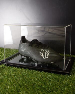 Hernán Crespo Instagram - Para celebrar el Derby della Madonnina de esta semana, regalo unos botines firmados por mí con @icons_memorabilia
 
Para tener la oportunidad de ganar este premio Tenes que seguir a @icons_memorabilia y etiquetar a un amigo en los comentarios.
 
Se aplican las condiciones generales. La semana que viene, @icons_memorabilia elegirá un ganador al azar. Mucha suerte!

To celebrate this week's Derby della Madonnina, I’m giving away a boot signed by me at my recent signing session with @icons_memorabilia!
 
To be in with a chance of winning this great prize, all you need to do is follow @icons_memorabilia and tag a friend in the comments.
 
Terms and conditions apply. A winner will be selected at random by @icons_memorabilia next week. Good luck!