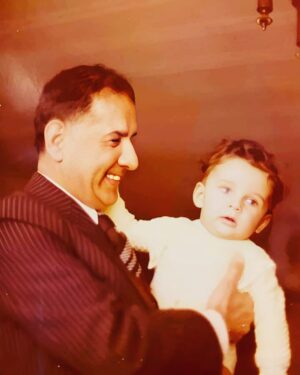 Hesam Navabsafavi Instagram - سلام عزیزان: تشکر واژه ناچیزیست برای اینهمه محبت شما ممنون که مرا از یاد نبردید. و سالروز زمینی شدن من را به یادم انداختید .هر سال در اینروز در جایی از این دنیا بودم خوشحالم که امسال در کنار شما ماندم.سید حسام نواب صفوی#حسام_نواب_صفوی#سید_احمد_نواب_صفوی