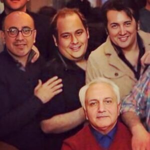 Hesam Navabsafavi Instagram - نمیدانم چه متنی برای این عکس بگذارم: رضا جانم قلب مهربانت را چگونه باید به خاک بسپاریم، چقدر مهربان بودی یادت می آید چه ایامی را با هم سپری کردیم تنها قلب مهربان و بزرگ تو بود که تهیه کننده و تولید فیلم آخر استاد بهرام بیضایی بودی( وقتی همه خوابیم) و دائما پشت صحنه آن فیلم من را مانند یک برادر یاری میدادی با اینکه خودت بازیگر بودی ،تمام وجودت قلب بود چقدر سعی و تلاش کردی بمانی و حیف نقشهایی که باید بازی میکردی ولی نشد امیدوارم هم اکنون در کنار علی معلم و عارف لرستانی باشی ما باز هم همگی مانند این عکس در کنار هم خواهیم بود رفاقت ما ابدیست و بزودی در بلندیهای بادگیر همگی با هم قدم خواهیم زد دوست مهربان من شاید کمی دیرتر ….. سید حسام نواب صفوی#رضا_داودنژاد#علی_معلم#عارف_لرستانیِ#حسام_نواب_صفوی و#تسلیت_به_جامعه_هنری#تسلیت_به_خانواده__داغدار و تسلیت به خانواده محترم داود نژاد