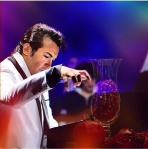 Hesam Navabsafavi Instagram - سلام : شب یلدا بر تمام ایرانیان عزیز و هموطنانم مبارک شب یلدا زیبایی داشته باشید.حسام نواب صفوی.#شب_یلدا_مبارک#حافظ_شیرازی#حسام_نواب_صفوى