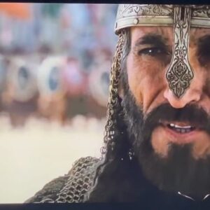 Hesam Navabsafavi Instagram - با سلام: در تمام نقشهای تاریخی که بازی کردم آرزو درنقش سردار بزرگ اسلام صلاح الدین ایوبی بود با دیذن فیلم قلمروی بهشت شاهکار ریدلی اسکات سازنده فیلم گلادیاتور دیگر این نقش بازی شد .شهر اورشلیم تقریبا مهمترین شهر دنیا به حساب می آمده و قرنها بین مسیحیان و مسلمانان جنگهای صلیبی صورت گرفته و هزاران نفر در این جنگها کشته شده اند اهمیت شهر اورشلیم برای مسلمانان سنگی بود که پیغمبر اسلام (ص) به معراج رفته، برای مسیحیان محل تولد حضرت عیسی و همچنین به صلیب کشیدن آن حضرت بوده برای یهودیان دیوار ندبه و مهمتر از همه بیت المقدس بوده و همچنان مساجد مسلمانان  در شرایط آن زمان اورشلیم در دست مسیحیان بود و با تدبیر صلاح الدین همه ادیان به این شهر رفت و آمد داشتند تا اینکه با مرگ پادشاه مسیحی که بیماری جذام داشت مسیحیان افراطی جنگی عظیم را به راه انداختند ولی شکست سختی از نیروهای مسلمین خوردند این سکانس تسلیم شدن اورشلیم را نشان میدهد ولی با توجه به شرایط امروز که هر لحظه امکان جنگی تمام عیار وجود دارد وجود سرداری مثل صلاح الدین ایوبی در این زمان لازم است. ولی از آنجا که همیشه تاریخ تکرار میشوداگر دوباره جنگی آغاز شود، این ارتش مسلمین است که وارد اورشلیم خواهد شد.سیدحسام نواب صفوی  توضیحا: نویسندگی و کارگردانی این فیلم توسط کارگردان مشهور هالیوودی  ریدلی اسکات است.#صلاح_الدین_ایوبی#اورشلیم#حسام_نواب_صفوی#kingdom_of_heaven#ridlyscott