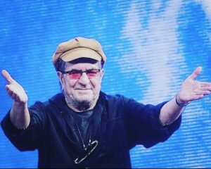 Hesam Navabsafavi Instagram - با سلام:زمانی که پست خودکشی مرحوم پور احمد را مینوشتم ،فکر میکردم از آن بدتر نداریم ،در خصوص استاد داریوش مهرجویی  و همسرش دو روز است که نمیدانم خوابم یا بیدارم ، داریوش مهرجویی و همسرش به قتل رسیدند ؟؟؟؟؟؟!!!!!!!!! هیچ واژه ای ندارم که از آن استفاده کنم در واقع واژه ای هنوز برای این جنایت در هیچ لغت نامه ای  نوشته نشده حرفی ندارم و جمله ای پیدا نمیکنم که برای فقدان مرحوم داریوش مهرجویی بگویم امیدوارم من را ببخشید سید حسام نواب صفوی#داریوش_مهرجویی#قصاص#حسام_نواب_صفوی