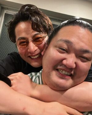 Hideo Ishiguro Instagram - 海ちゃん再十両おめでとう✌️!!!!
#毎場所終わりに毎回会って反省会
#おんぶしたら首絞めた形になった
#泣いたよね
#相撲