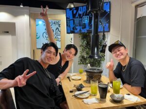 Hideo Ishiguro Instagram - 友達に恵まれてる環境に感謝✌️ 
.
#3人で楽しんでたら
#2人混ざりたいってくるやつ
#力士
#プロ野球選手
#🇮🇹ミラノで活躍した日本料理人