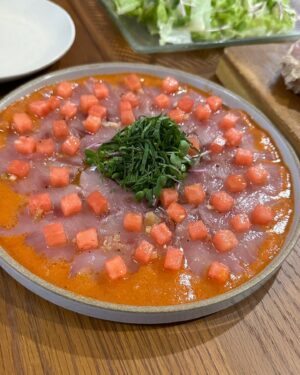 Hideo Ishiguro Instagram - 🍷
最近全く出来なかったけど、こうちゃんと家でご飯会
ハイボールで乾杯🍻

ブリの洋風稲荷
ブリとスイカのカルパッチョ
タコとブリのタルタルサラダ
🍖
イカスミパスタ

自分も家料理ハマってるから、
肉の焼き方だったり作る方聞きながら飲むご飯は楽しいね😊

またやろ @kohcooking