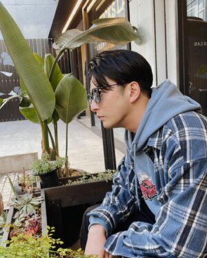 Hideo Ishiguro Instagram - ✂︎
#一ヶ月半ぶりのカット
#明日から劇場入り
#はやく本番やりたい
#舞台トムラウシ