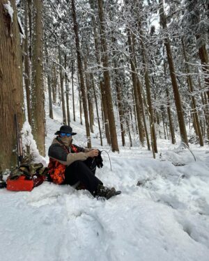 Hideo Ishiguro Instagram - 狩猟生活
最高に良い経験が出来た2日間でした。
自然の厳しさ、雪山のこわさも感じつつ（雪崩もありました。）、喋ると獣が逃げるので静寂の中、鹿や猪探す時間は最高に刺激的でした。
ありがとうございました。
温泉浸かって、癒されます。
#狩猟
#狩猟生活
#雪山
#歩行距離20キロ