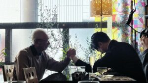 Hideo Ishiguro Instagram - 大好きな小山で大好きなお店で、大好きなおじいちゃんと。
#元海軍飛行予科練習生
#今も腕立て伏せしてる最強92歳
#愛してるぜじいちゃん