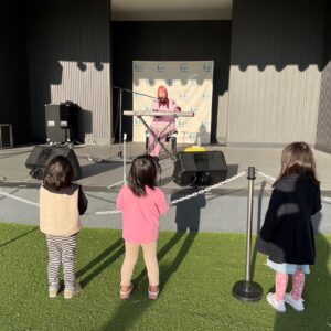 Hikari Codama Instagram - .
.
.
2023.12.2
@タワーレコードららぽーと立川立飛店

2部ともリリイベ無事終了しました！
ありがとうございました❤️‍🔥❤️‍🔥

初めましての方も
沢山足を運んでくれて嬉しかったです🥲

そして愛ある大展開も
本当にありがとうございます…
またぜひ歌いに行かせてください💪

ラストは公開リハ中のなんとも微笑ましい
お子さんたちリスナーのお写真📸笑

明日は大阪💨がんばるどー！！！

#小玉ひかり_ドラ恋
#小玉ひかり
#ドラマチックに恋したい