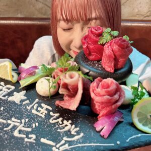 Hikari Codama Instagram - いい肉！！メジャーデビュー日！
記念日毎年、盛大にお祝いできるように頑張る❤️‍🔥

スタッフさん達がイベント後に
サプライズしてくれました、、。愛！！🥲

みんなも食べた？？

#小玉ひかり_ドラ恋
#いい肉の日
#小玉ひかり