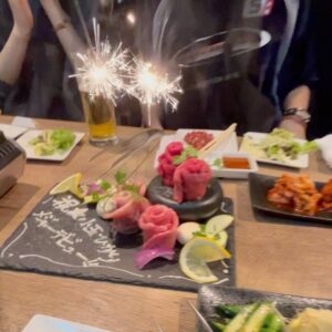 Hikari Codama Instagram - いい肉！！メジャーデビュー日！
記念日毎年、盛大にお祝いできるように頑張る❤️‍🔥

スタッフさん達がイベント後に
サプライズしてくれました、、。愛！！🥲

みんなも食べた？？

#小玉ひかり_ドラ恋
#いい肉の日
#小玉ひかり