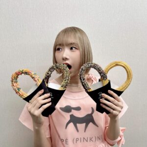 Hikari Codama Instagram - .
.
2024.4.6@新宿住友ビル三角広場

#ロペピンクニック
たのしかった〜！！💗

衣装のTシャツもマネージャーさんが
可愛くリメイクしてくれました！

かわわなチュロスも‥
素敵空間で歌えて幸せでした！

そして、改めて、そうちゃんコラボも
ありがとうございました🙇‍♀️🙇‍♀️
いつかまたご一緒したいなあ、、がんばる！

#pink #ootd #ロペピクニック #ropepicnic #instagood #fyp