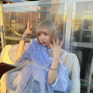 Hikari Codama Instagram - 小玉ひかり、1UP致しました👆
髪色もおにゅーです！

不器用なりにまっすぐに、カッコよく無様に、ゆらりと歌い続けたいなと思う！

ご縁と感謝を忘れずに。
奇跡のような日々を噛み締めて！！

これからもよろしくね❤️‍🔥

#小玉ひかり
#1up