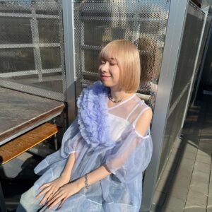 Hikari Codama Instagram - 小玉ひかり、1UP致しました👆
髪色もおにゅーです！

不器用なりにまっすぐに、カッコよく無様に、ゆらりと歌い続けたいなと思う！

ご縁と感謝を忘れずに。
奇跡のような日々を噛み締めて！！

これからもよろしくね❤️‍🔥

#小玉ひかり
#1up